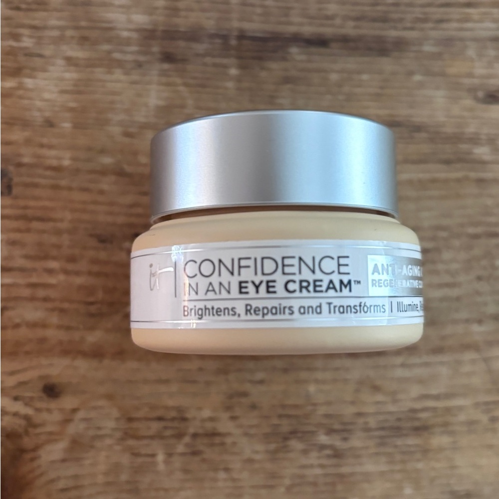 IT Cosmetics Confidence In An Eyecream tested 1 x with disposable spatula